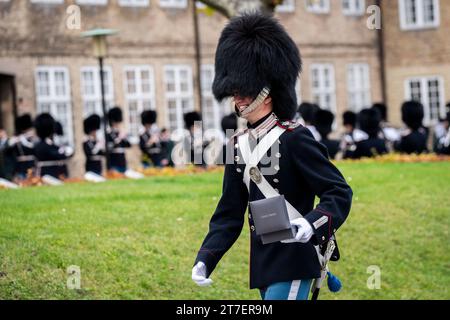 La regina Denmarks Margrethe partecipa a una parata presso la Royal Life Guard e consegna la guardia della regina alla guardia Jonathan Mazanti Andersen di Helsingoer presso la caserma delle guardie di vita a Copenaghen, Danimarca, mercoledì 15 novembre 2023. Alla parata, la Regina dà un orologio alla guardia, che è onorata per essere stata un buon compagno e un soldato abile Foto Stock