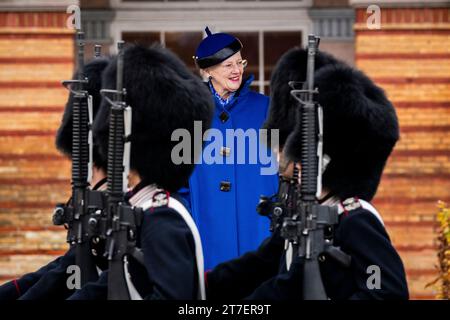 La regina Denmarks Margrethe partecipa a una parata presso la Royal Life Guard e consegna la guardia della regina alla guardia Jonathan Mazanti Andersen di Helsingoer presso la caserma delle guardie di vita a Copenaghen, Danimarca, mercoledì 15 novembre 2023. Alla parata, la Regina dà un orologio alla guardia, che è onorata per essere stata un buon compagno e un soldato abile Foto Stock