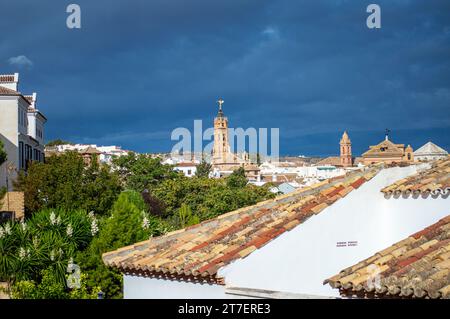 ANTEQUERA, SPAGNA - 17 SETTEMBRE 2023: Vista panoramica della storica città andalusa di Antequera, Spagna, il 17 settembre 2023 Foto Stock