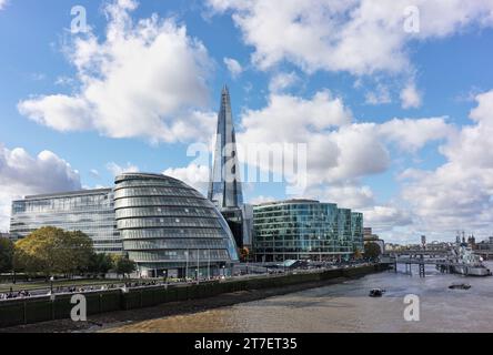 Riva sud del Tamigi vicino al vecchio municipio, Londra, Inghilterra. Foto Stock