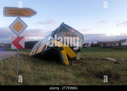 Laberweinting, Germania. 15 novembre 2023. Un autobus coinvolto in un incidente giace in un fosso. Secondo la polizia, 15 persone sono rimaste ferite nell'incidente nella bassa Baviera, 5 delle quali gravemente. C'erano 13 scolari a bordo. (A dpa: "Polizia: 15 feriti in un incidente di autobus con scolari a bordo") credito: Ute Wessels/dpa - ATTENZIONE: I numeri di targa sono stati pixelati per motivi legali/dpa/Alamy Live News Foto Stock