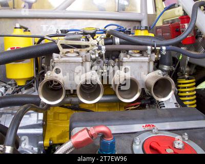 immagine dettagliata di un motore di un'auto combustibile che mostra pistoni, valvole e molle. Foto Stock