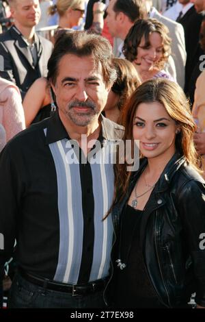 Joe Mantegna e la figlia Gia alla prima mondiale di "Cars 2" della Disney Pixar. Arrivi al Teatro El Capitan di Hollywood, CA, 18 giugno 2011. Crediti fotografici: Joseph Martinez / Picturelux Foto Stock