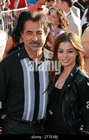 Joe Mantegna e la figlia Gia alla prima mondiale di "Cars 2" della Disney Pixar. Arrivi al Teatro El Capitan di Hollywood, CA, 18 giugno 2011. Crediti fotografici: Joseph Martinez / Picturelux Foto Stock