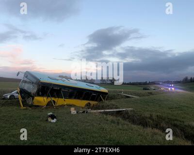 Laberweinting, Germania. 15 novembre 2023. Un autobus coinvolto in un incidente giace in un fosso. Secondo la polizia, 15 persone sono rimaste ferite nell'incidente nella bassa Baviera, 5 delle quali gravemente. C'erano 13 scolari a bordo. (A dpa: "Polizia: 15 feriti in un incidente di autobus con scolari a bordo") credito: Ute Wessels/dpa - ATTENZIONE: I numeri di targa sono stati pixelati per motivi legali/dpa/Alamy Live News Foto Stock