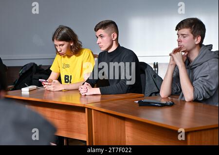 Non esclusiva: LEOPOLI, UCRAINA - 13 NOVEMBRE 2023 - incontro del gruppo di iniziativa degli studenti con i rappresentanti dell'amministrazione di Leopoli po Foto Stock