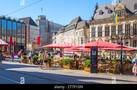 Brema, Germania - 13 giugno 2023: Turisti che si godono le vacanze estive in un caffè di strada nel centro della città anseatica di Brema Foto Stock