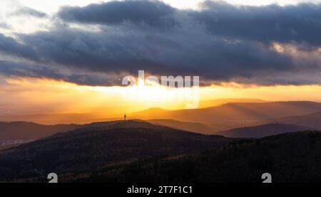 Abendstimmung im Taunus Von den Höhenlagen des Taunus aus gesehen scheint die Abendsonne und Wolken hindurch auf die Ausläufer des Taunus und den Atzelberg mit dem Sendemast. BEI Wind sowie einem Wechsel von Regen und Sonne zeigte sich das Wetter heute durchwachsen., Königstein Hessen Deutschland *** Evening mood nel Taunus visto dalle alture del Taunus, il sole e le nuvole serali brillano sulle colline pedemontane del Taunus e dell'Atzelberg con l'albero di trasmissione con il vento e un alternarsi di pioggia e sole, il tempo oggi è stato misto, Königstein Assia Germania Foto Stock