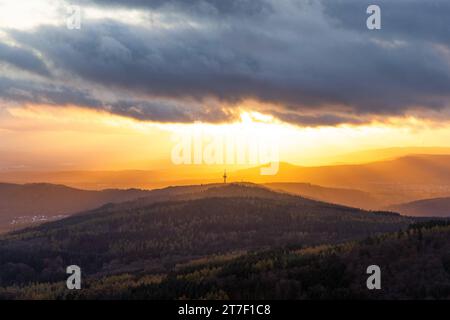 Abendstimmung im Taunus Von den Höhenlagen des Taunus aus gesehen scheint die Abendsonne und Wolken hindurch auf die Ausläufer des Taunus und den Atzelberg mit dem Sendemast. BEI Wind sowie einem Wechsel von Regen und Sonne zeigte sich das Wetter heute durchwachsen., Königstein Hessen Deutschland *** Evening mood nel Taunus visto dalle alture del Taunus, il sole e le nuvole serali brillano sulle colline pedemontane del Taunus e dell'Atzelberg con l'albero di trasmissione con il vento e un alternarsi di pioggia e sole, il tempo oggi è stato misto, Königstein Assia Germania Foto Stock