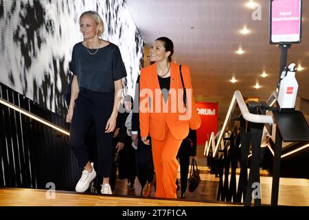 STOCCOLMA, SVEZIA 20231115Crown Princess Victoria viene ricevuta dalla Operations manager Carolina Klüft (ex atleta di eptathlon) quando arriva ad Aul Foto Stock