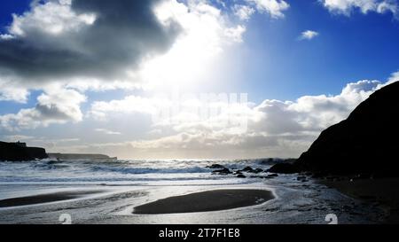 Cieli tempestosi a Church Cove, Gunwalloe, Cornovaglia, Regno Unito - John Gollop Foto Stock