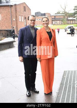 STOCCOLMA, SVEZIA 20231115La Principessa ereditaria Vittoria e il Principe Daniele arrivano all'Aula medica, Karolinska Institute ti taje parte di "Pep" della generazione Pep Foto Stock