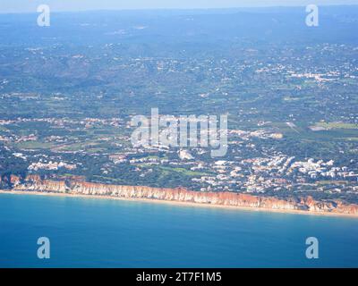 vista della costa e della campagna vista dalla finestra di un aereo che arriva all'aeroporto Foto Stock