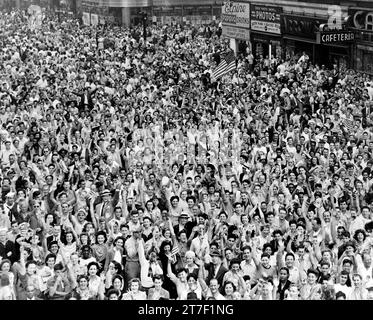 VJ Day. Folla di persone a Times Square il V-J Day al momento dell'annuncio della resa giapponese il 14 agosto 1945 Foto Stock