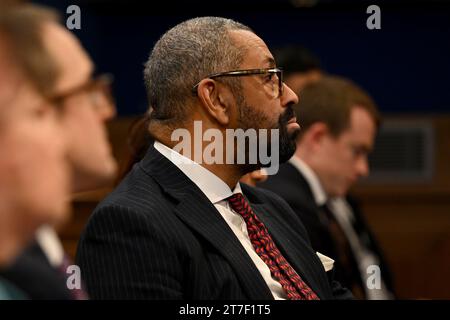 Il Segretario di Stato per l'interno James partecipa abilmente a una conferenza stampa tenuta dal primo Ministro Rishi Sunak a Downing Street, Londra, in risposta alla sentenza della Corte Suprema che la politica di asilo in Ruanda è illegale. Il primo ministro ha promesso di fare "tutto il necessario” per fermare gli attraversamenti di piccole imbarcazioni dopo che la Corte suprema ha stabilito la sua politica di punta di rimozione dei richiedenti asilo sui voli di espulsione verso Kigali. Data foto: Mercoledì 15 novembre 2023. Foto Stock