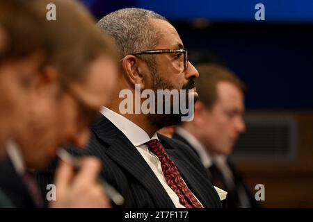 Il Segretario di Stato per l'interno James partecipa abilmente a una conferenza stampa tenuta dal primo Ministro Rishi Sunak a Downing Street, Londra, in risposta alla sentenza della Corte Suprema che la politica di asilo in Ruanda è illegale. Il primo ministro ha promesso di fare "tutto il necessario” per fermare gli attraversamenti di piccole imbarcazioni dopo che la Corte suprema ha stabilito la sua politica di punta di rimozione dei richiedenti asilo sui voli di espulsione verso Kigali. Data foto: Mercoledì 15 novembre 2023. Foto Stock