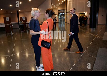 STOCCOLMA, SVEZIA 20231115Crown Princess Victoria viene ricevuta dalla Operations manager Carolina Klüft (ex atleta di eptathlon) quando arriva ad Aul Foto Stock