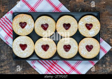 Biscotti Linzer - biscotti austriaci di Natale con marmellata di lamponi Foto Stock