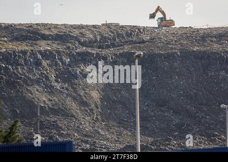 Zagabria, Croazia. 15 novembre 2023. Lo scivolo per rifiuti presso il sito di discarica di Jakusevac è stato aperto a Zagabria, Croazia, il 15 novembre 2023. Migliaia di tonnellate di rifiuti sono scivolate dalla sua sede di smaltimento sabato 11 novembre 2023. Foto: Luka Stanzl/PIXSELL credito: Pixsell/Alamy Live News Foto Stock