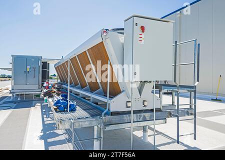 Quadro di comando elettrico su un condensatore adiabatico sul tetto di un magazzino di stoccaggio a freddo di CO2 (refrigerazione industriale). Foto Stock