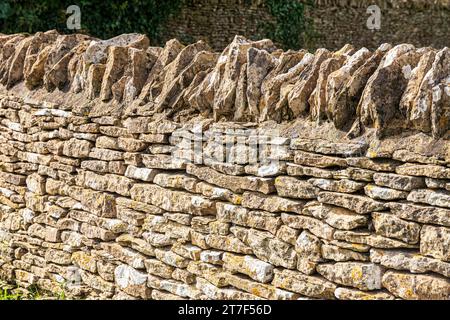 Una sezione di tipico muro a secco tradizionale delle Cotswold nel villaggio di Condicote, Gloucestershire, Inghilterra, Regno Unito Foto Stock