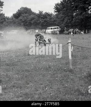 1960s, storico, concorrenti, circuito grass, evento sidecar, Inghilterra, Regno Unito. Foto Stock