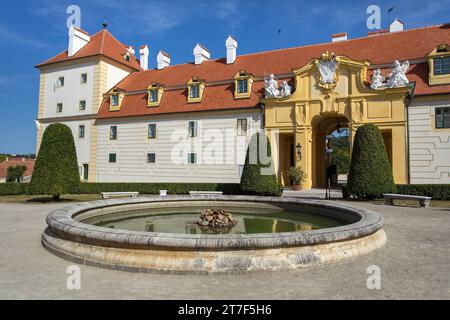 Chateau barocco in Valtice, vista con fontana, Lednice e zona Valtice, Moravia meridionale, Repubblica Ceca Foto Stock