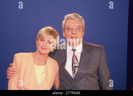 Moderatoren Ulla Kock am Brink und Hans Meiser posiert bei der 100. Folge Seiner Talkshow Hans Meiser AM 10.02.1993 *** i presentatori Ulla Kock am Brink e Hans Meiser posano al 100° episodio del suo talk show Hans Meiser il 10 02 1993 credito: Imago/Alamy Live News Foto Stock