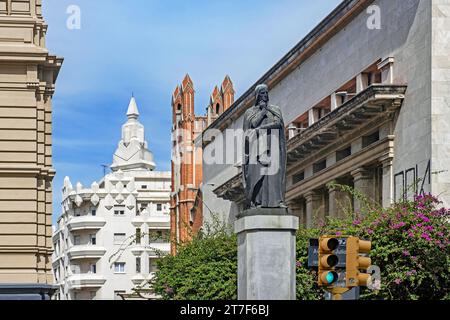 Statua di Dante Alighieri sul Pasaje Emilio Frugoni nella capitale Montevideo, Uruguay, Sud America Foto Stock