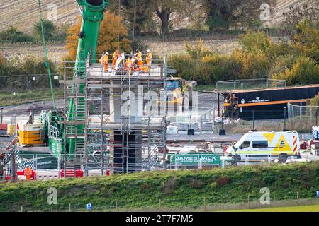 Wendover Dean, Regno Unito. 15 novembre 2023. Lavori di costruzione del viadotto HS2 High Speed Rail Wendover Dean attraverso terreni agricoli che facevano parte della Durham Farm. Anche se il primo ministro Rishi Sunak, ha annullato la parte settentrionale di HS2, i lavori di costruzione della fase 1 da Londra a Birmingham sono ancora in corso. Alcuni agricoltori di tutto il Chilterns hanno avuto una parte delle loro aziende agricole acquistate obbligatoriamente da HS2. Alcuni di loro non hanno ancora ricevuto alcuna compensazione da HS2 e ne stanno risentendo una rovina finanziaria. Credito: Maureen McLean/Alamy Live News Foto Stock