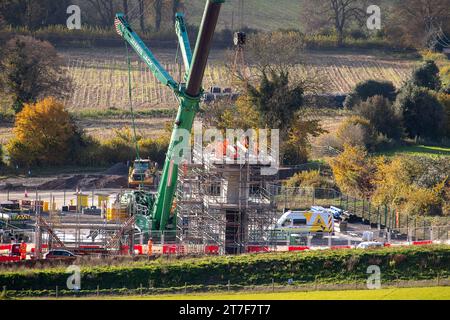 Wendover Dean, Regno Unito. 15 novembre 2023. Lavori di costruzione del viadotto HS2 High Speed Rail Wendover Dean attraverso terreni agricoli che facevano parte della Durham Farm. Anche se il primo ministro Rishi Sunak, ha annullato la parte settentrionale di HS2, i lavori di costruzione della fase 1 da Londra a Birmingham sono ancora in corso. Alcuni agricoltori di tutto il Chilterns hanno avuto una parte delle loro aziende agricole acquistate obbligatoriamente da HS2. Alcuni di loro non hanno ancora ricevuto alcuna compensazione da HS2 e ne stanno risentendo una rovina finanziaria. Credito: Maureen McLean/Alamy Live News Foto Stock