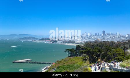 Vista del centro di San Francisco da lontano con il mare azzurro Foto Stock