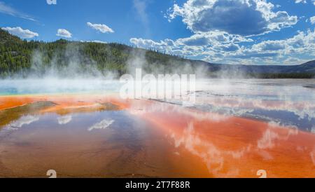 Vista dall'alto della sorgente Grand Prismatic nel parco nazionale di Yellowstone Foto Stock