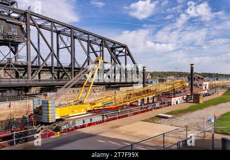 Davenport, IA - 18 ottobre 2023: L'Army Corps of Engineers barge and Crane entra in Lock and Dam No. 15 a Davenport, Iowa Foto Stock