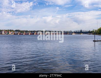 Blocca e diga sul fiume Mississippi con il ponte Arsenal alle spalle a Davenport, Iowa visto dall'Illinois Foto Stock