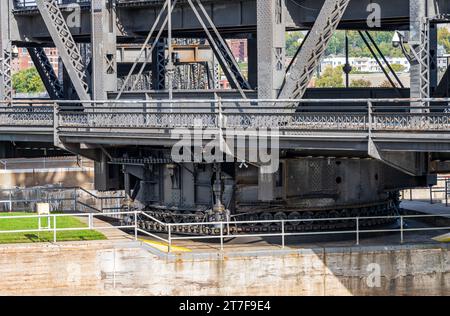 Dettaglio degli attrezzi sulla storica apertura dell'Arsenal o del ponte governativo che si apre sopra la chiusa e la diga n. 15 a Davenport, Iowa Foto Stock