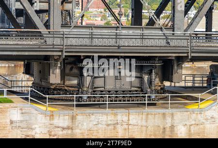 Dettaglio degli attrezzi sulla storica apertura dell'Arsenal o del ponte governativo che si apre sopra la chiusa e la diga n. 15 a Davenport, Iowa Foto Stock