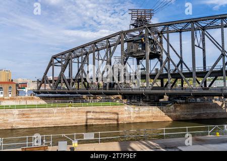 La storica apertura dell'Arsenal o del ponte governativo si apre sulla chiusa e la diga n. 15 a Davenport, Iowa Foto Stock