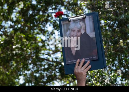 Santiago, regione metropolitana, Cile. 15 novembre 2023. Una donna tiene una fotografia di JOAN JARA durante il funerale della ballerina al Cimitero generale di Santiago, Cile. 15 novembre 2023. (Immagine di credito: © Joshua Arguello/ZUMA Press Wire) SOLO USO EDITORIALE! Non per USO commerciale! Foto Stock
