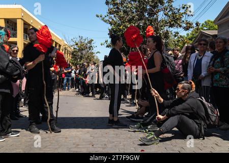 Santiago, regione metropolitana, Cile. 15 novembre 2023. Funerale della ballerina JOAN JARA, vedova del cantante VICTOR JARA, nel Cimitero generale di Santiago, Cile. 15 novembre 2023. (Immagine di credito: © Joshua Arguello/ZUMA Press Wire) SOLO USO EDITORIALE! Non per USO commerciale! Foto Stock
