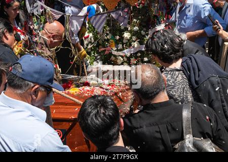 Santiago, regione metropolitana, Cile. 15 novembre 2023. I parenti DI JOAN JARA seppelliscono la ballerina nel Cimitero generale di Santiago, Cile. 15 novembre 2023. (Immagine di credito: © Joshua Arguello/ZUMA Press Wire) SOLO USO EDITORIALE! Non per USO commerciale! Foto Stock