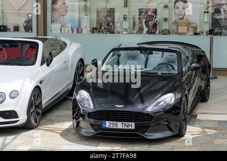 Monte Carlo, Monaco - Black Aston Martin Vanquish volante parcheggiato di fronte all'hotel Fairmont. Foto Stock