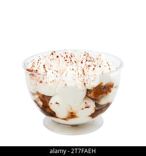 Dessert Tiramisu con formaggio crema di Mascarpone imbevuto di caffè e biscotti savoiardi isolati su bianco Foto Stock