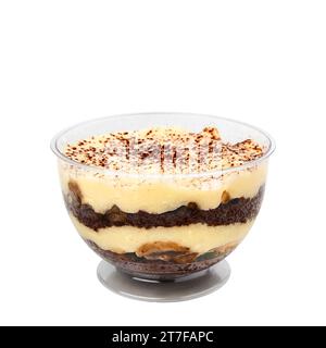 Dessert a base di pan di Spagna al cioccolato combinato con crema pasticcera e fette di banana fresche isolate su bianco Foto Stock