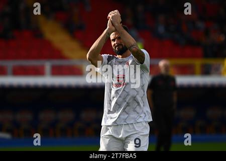 Olivier Giroud dell'AC Milan gestisce durante la partita di serie A TIM tra US Lecce e AC Milan allo Stadio Ettore Giardiniero - via del Mare, Lecce, Ita Foto Stock