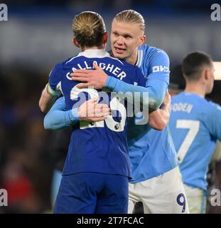 Londra, Regno Unito. 12 nov 2023 - Chelsea contro Manchester City - Premier League - Stamford Bridge. L'Erling Haaland del Manchester City abbraccia Conor Gallagher dopo la partita di Premier League contro il Chelsea. Credito immagine: Mark Pain / Alamy Live News Foto Stock