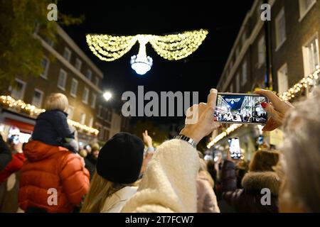 USO EDITORIALE SOLO opinioni generali sulla presentazione delle luci natalizie di quest'anno su Elizabeth Street durante l'evento "Belgravia Aglow" a Londra. Data foto: Mercoledì 15 novembre 2023. Foto Stock