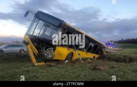 Laberweinting, Germania. 15 novembre 2023. Un autobus coinvolto in un incidente giace in un fosso. Secondo la polizia, 15 persone sono rimaste ferite nell'incidente nella bassa Baviera, 5 delle quali gravemente. C'erano 13 scolari a bordo. (A dpa: "Polizia: 15 feriti in un incidente di autobus con scolari a bordo") credito: Ute Wessels/dpa - ATTENZIONE: I numeri di targa sono stati pixelati per motivi legali/dpa/Alamy Live News Foto Stock