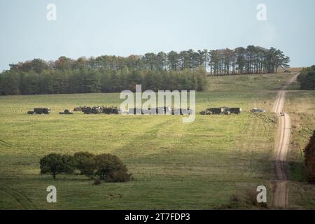 Un convoglio di Supacat Jackals dell'esercito britannico e veicoli di servizio in azione in un'esercitazione militare Foto Stock