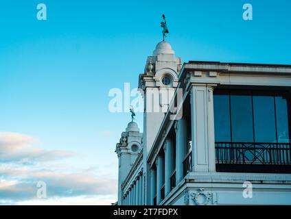 Cieli azzurri a Whitley Bay e le torri bianche di Spanish City sulla passeggiata Foto Stock